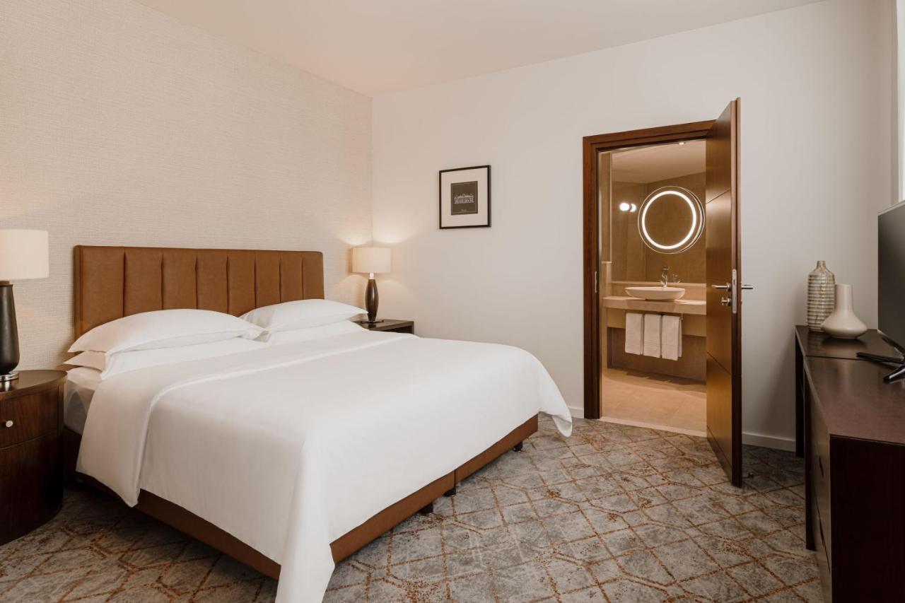 Sheraton Poznan Hotel Exterior photo A bedroom at the hotel