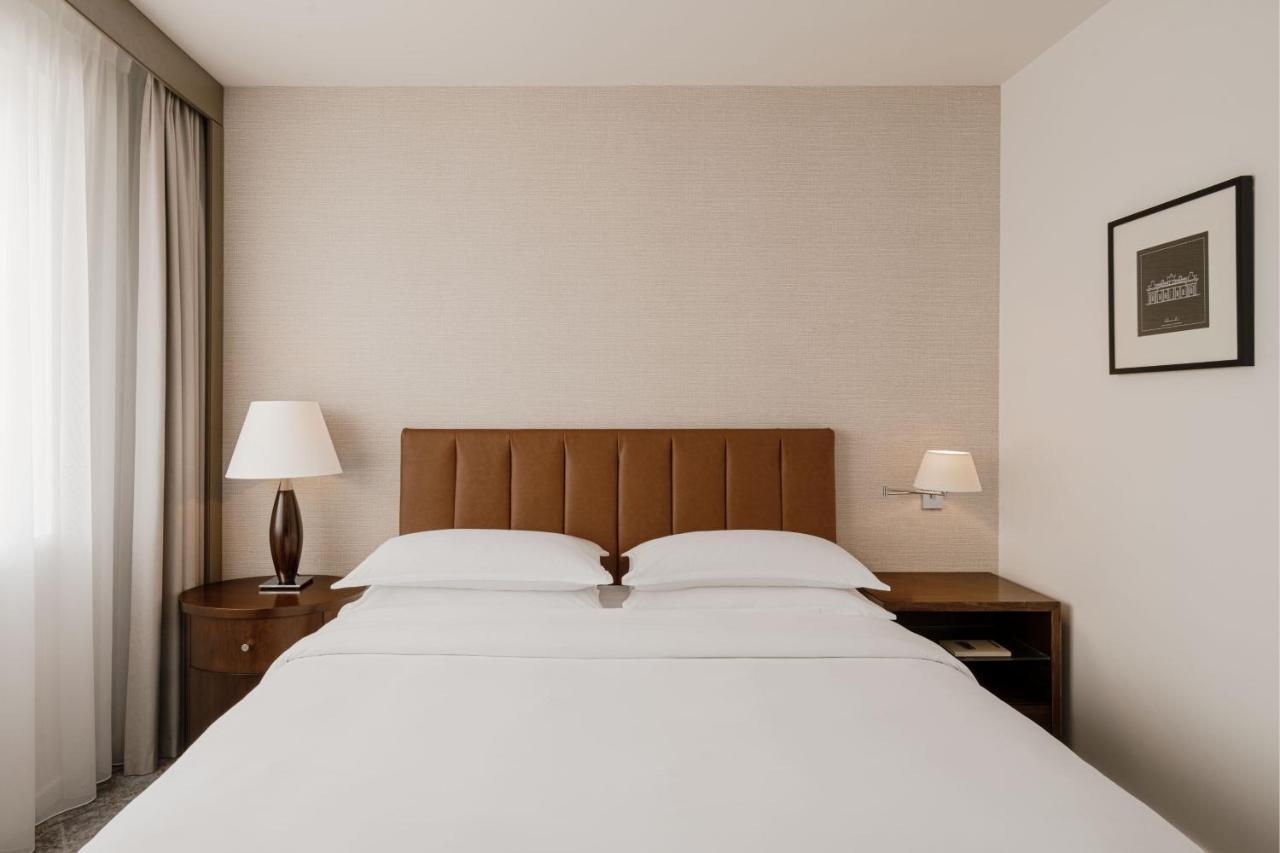 Sheraton Poznan Hotel Exterior photo A bedroom at the hotel