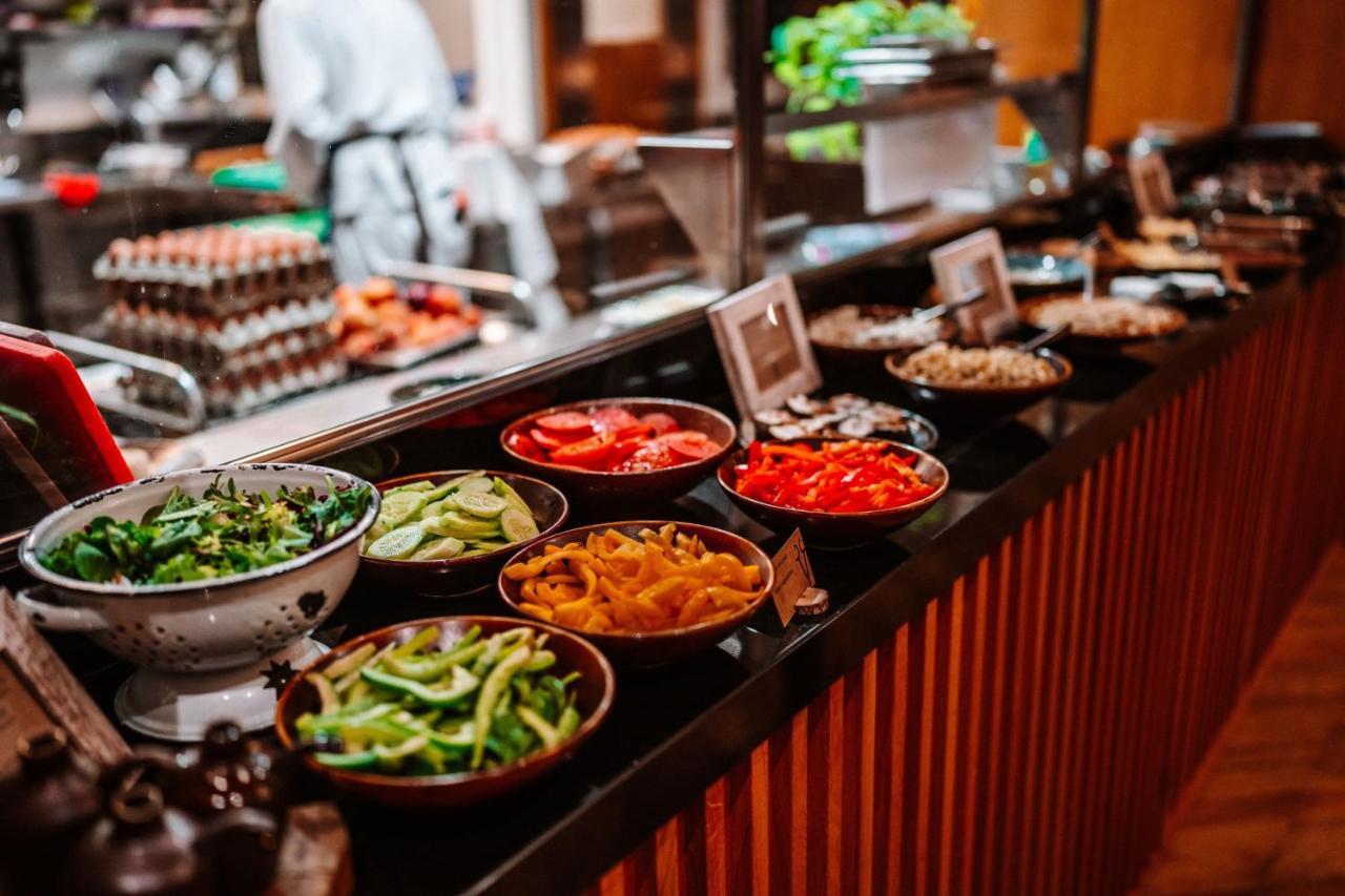 Sheraton Poznan Hotel Exterior photo A salad bar