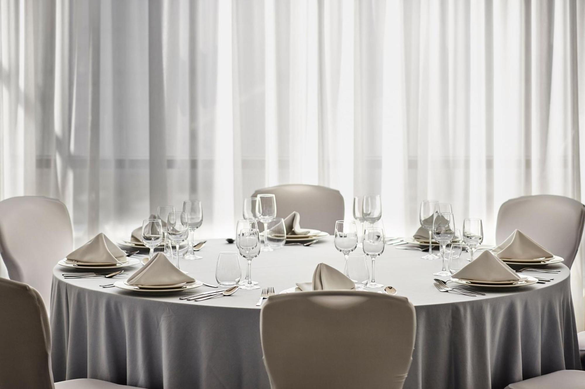 Sheraton Poznan Hotel Exterior photo A table set for a formal dinner