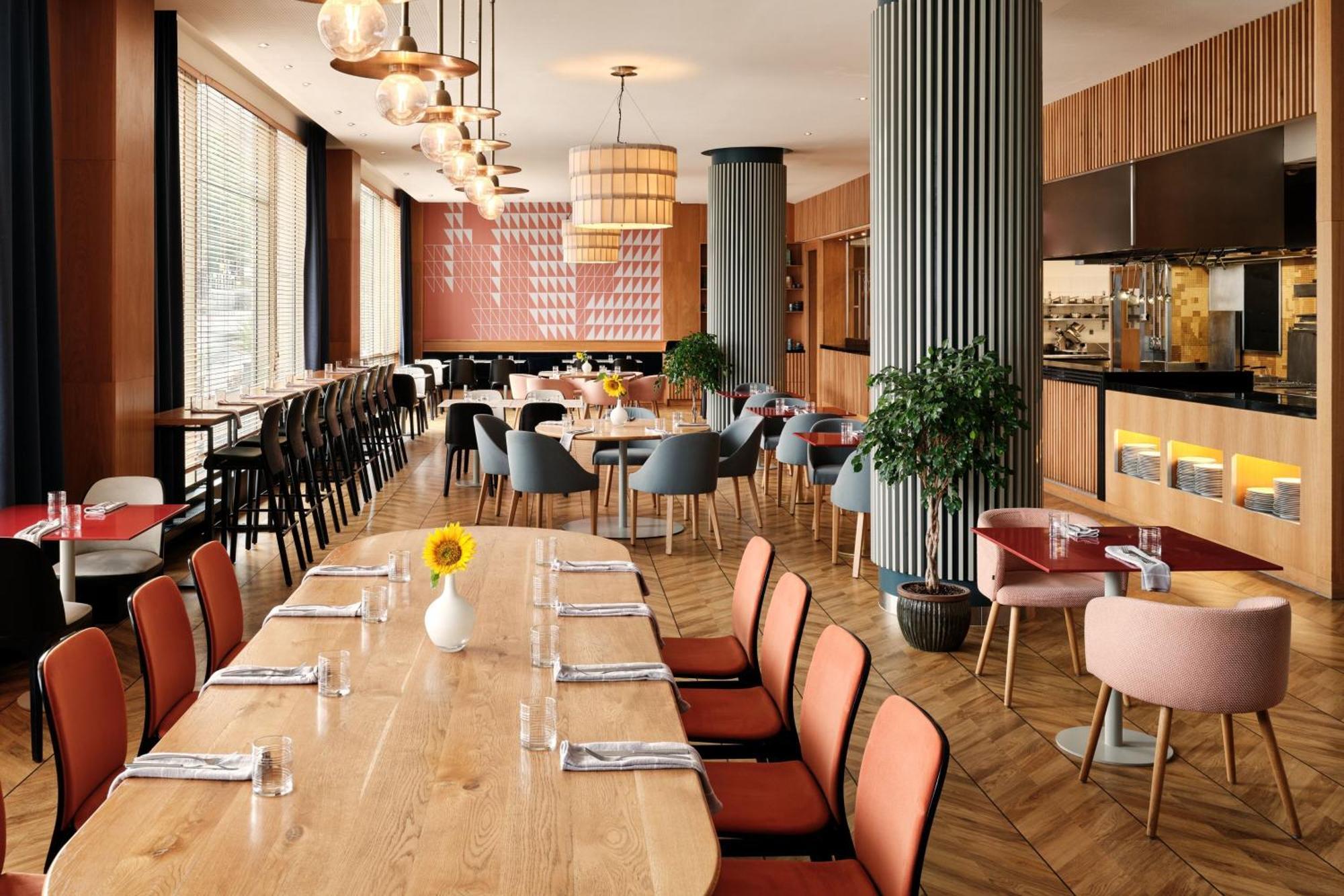 Sheraton Poznan Hotel Exterior photo Restaurant